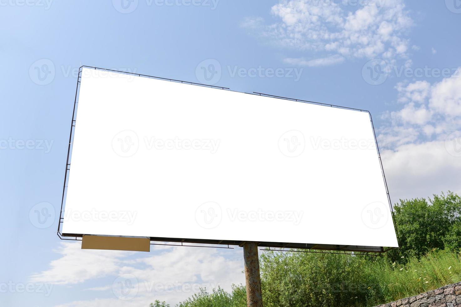 cartelera blanca en blanco con espacio para agregar su propio texto. fondo con nubes blancas y cielo azul para publicidad exterior, pancartas con camino de recorte foto