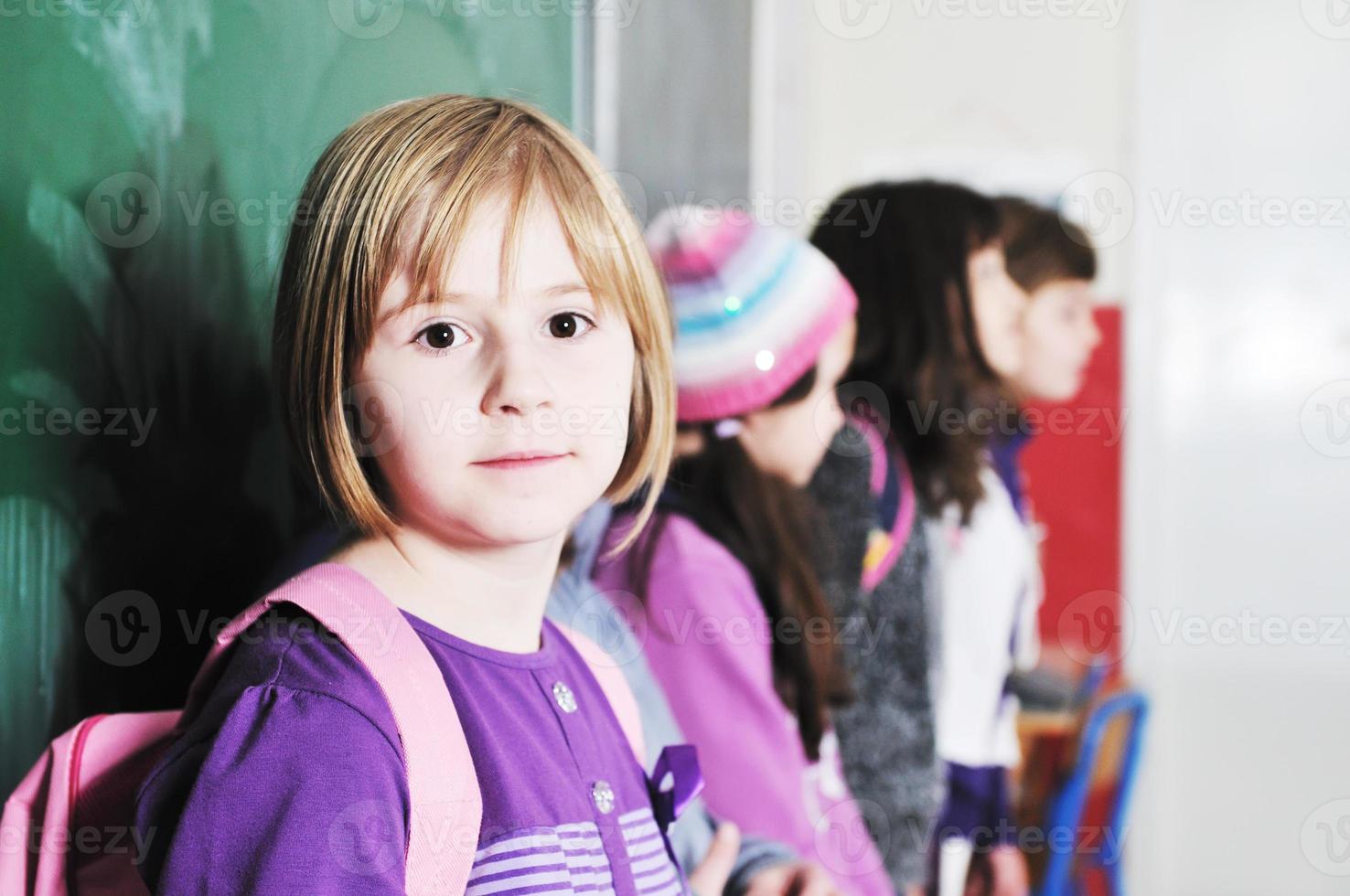 grupo de niños felices en la escuela foto