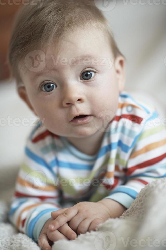 pequeño y lindo bebé recién nacido sonriendo foto