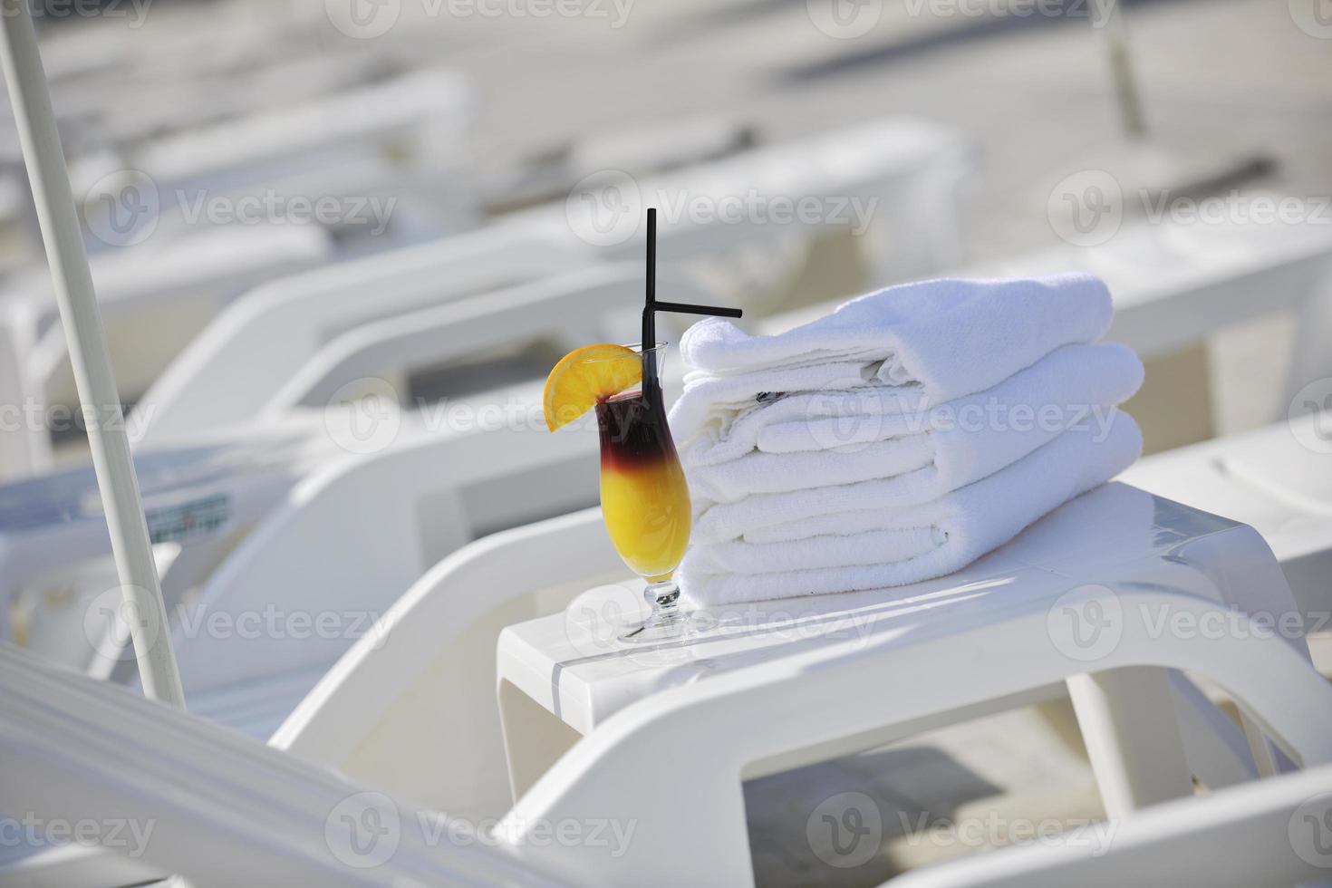 Cocktail and towels photo