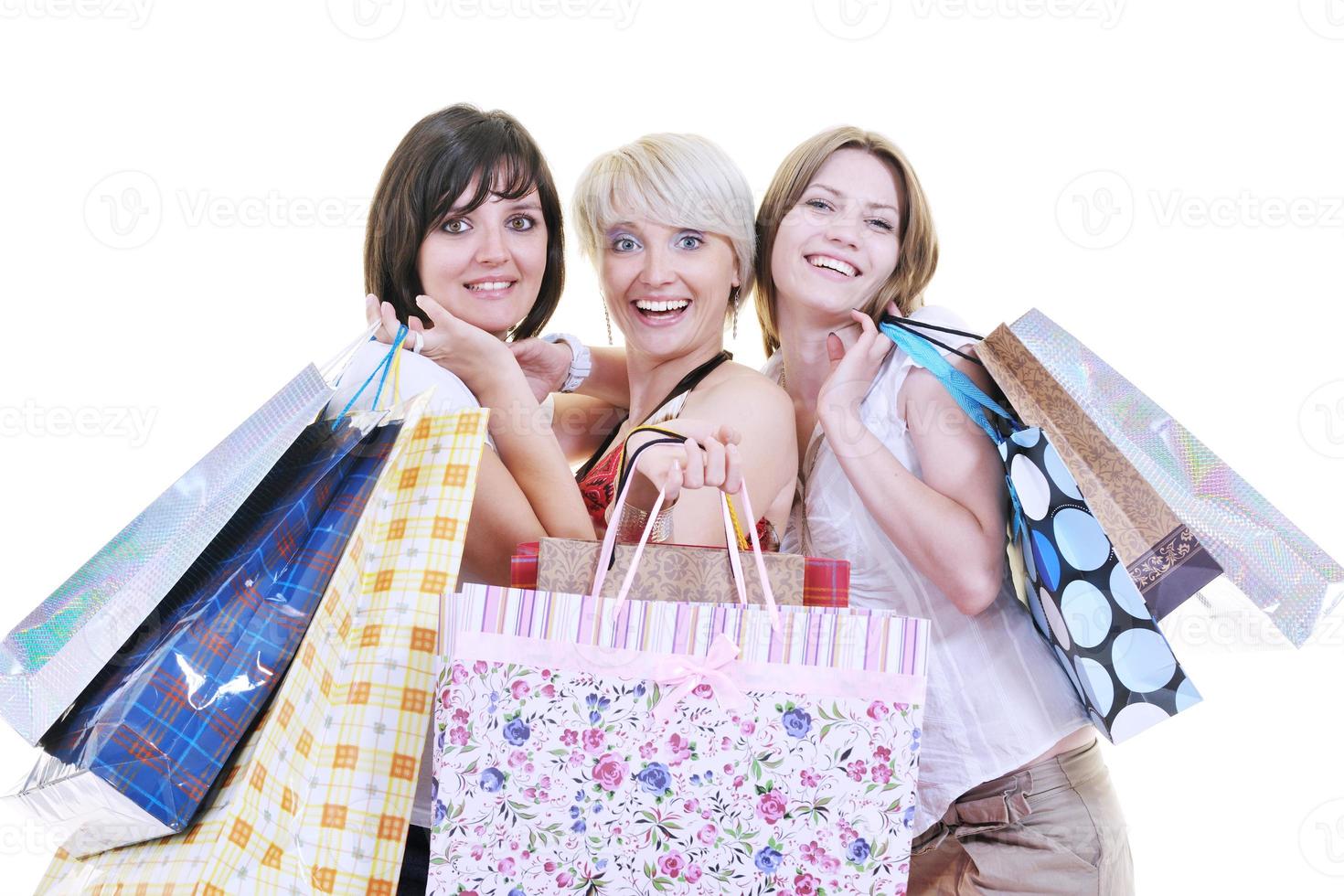 mujeres adultas jóvenes felices comprando con bolsas de colores foto