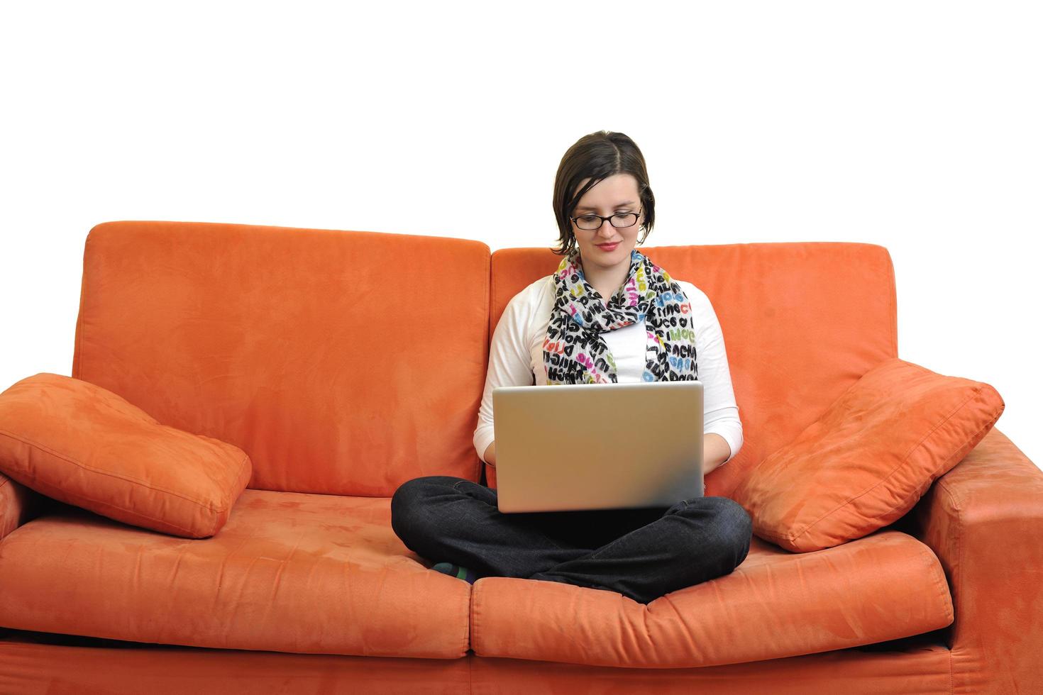 mujer usando una computadora portátil en casa foto