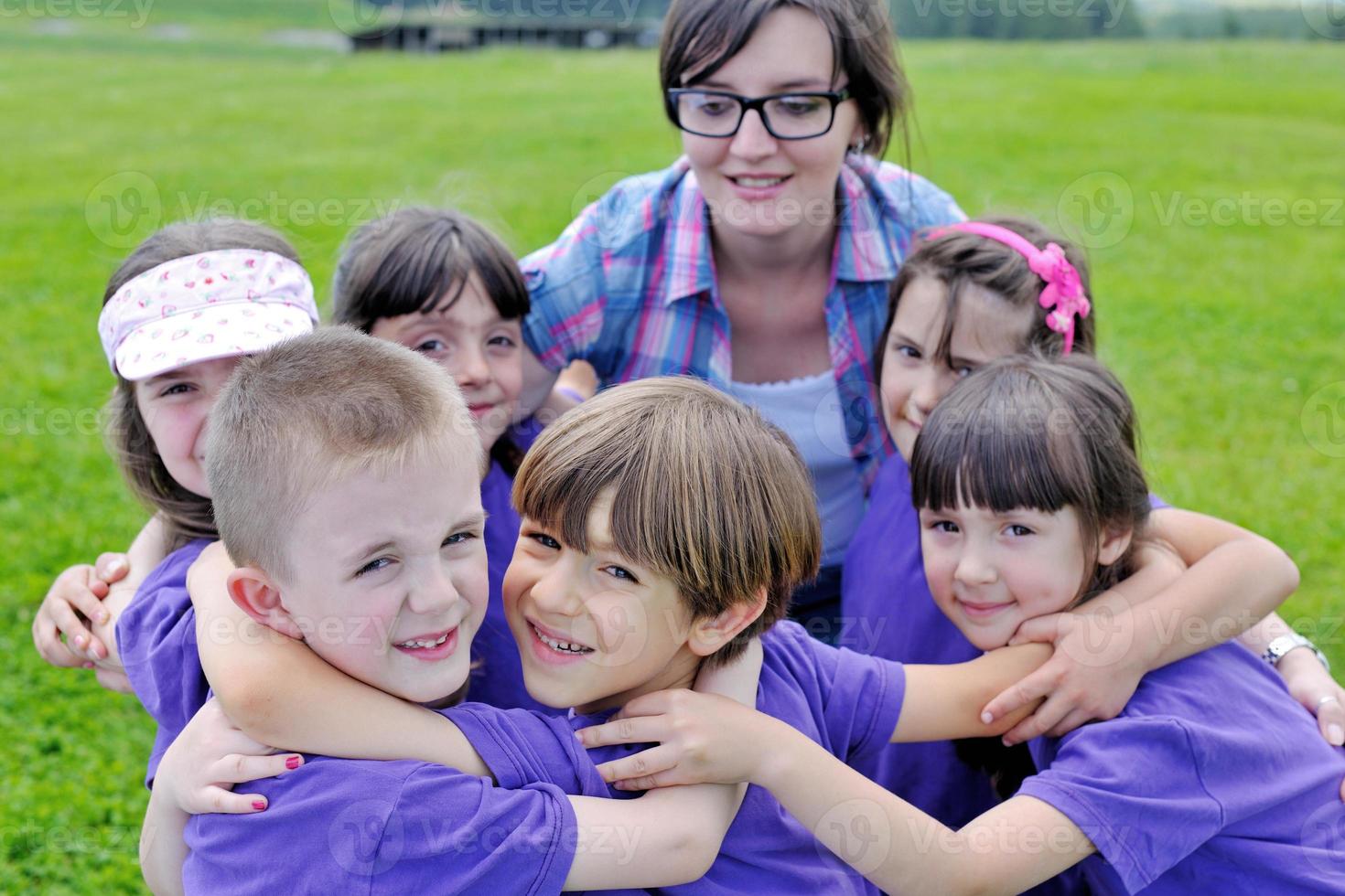 grupo de niños felices con profesor en la naturaleza foto