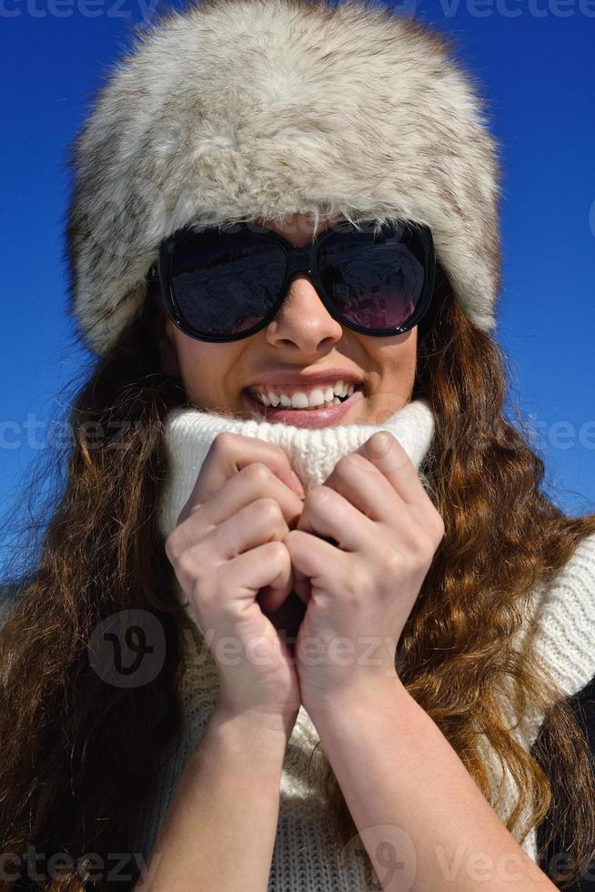 mujer feliz en invierno foto