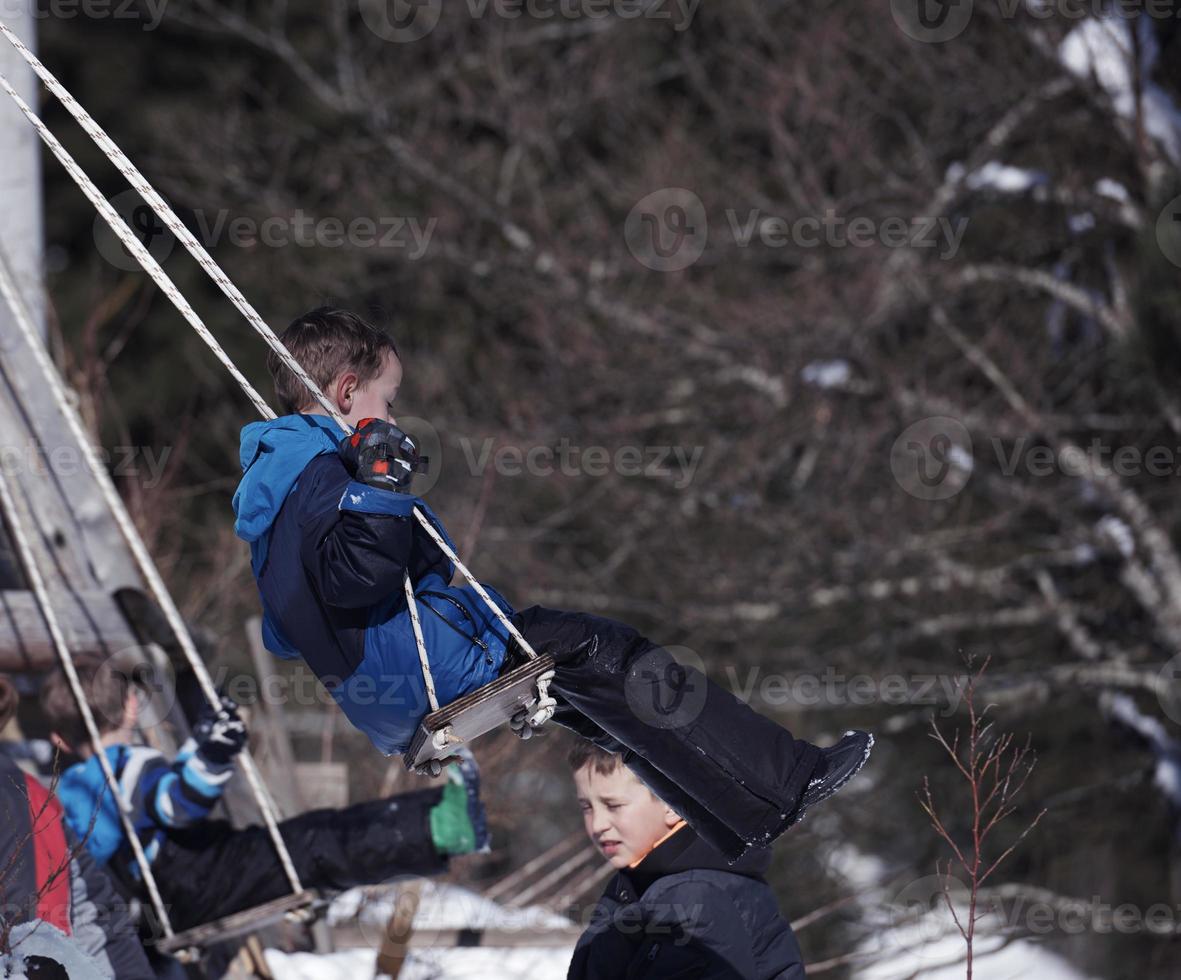 niños jugando con nieve fresca foto