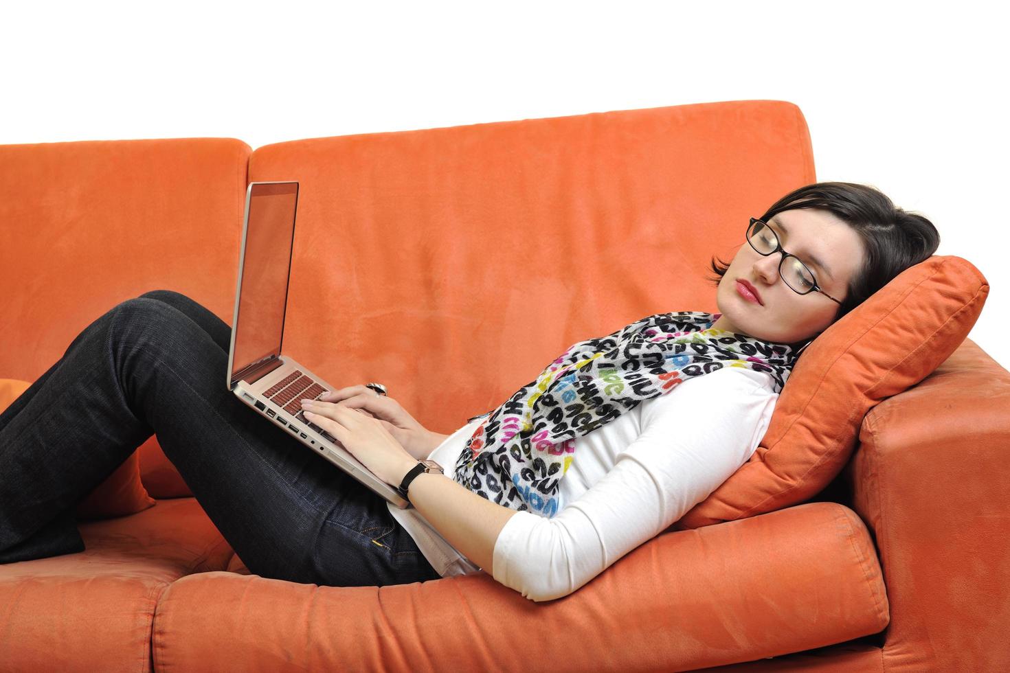 mujer usando una computadora portátil en casa foto