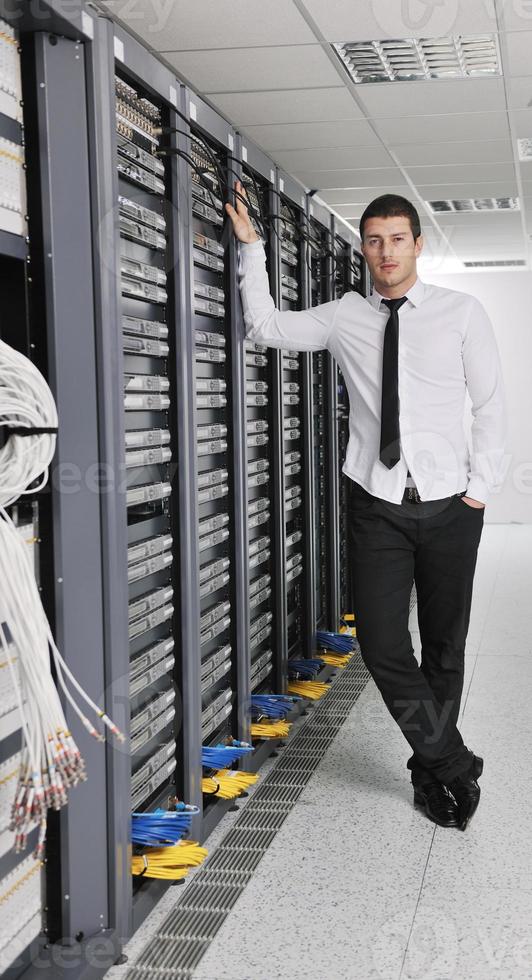 joven ingeniero informático en la sala de servidores del centro de datos foto