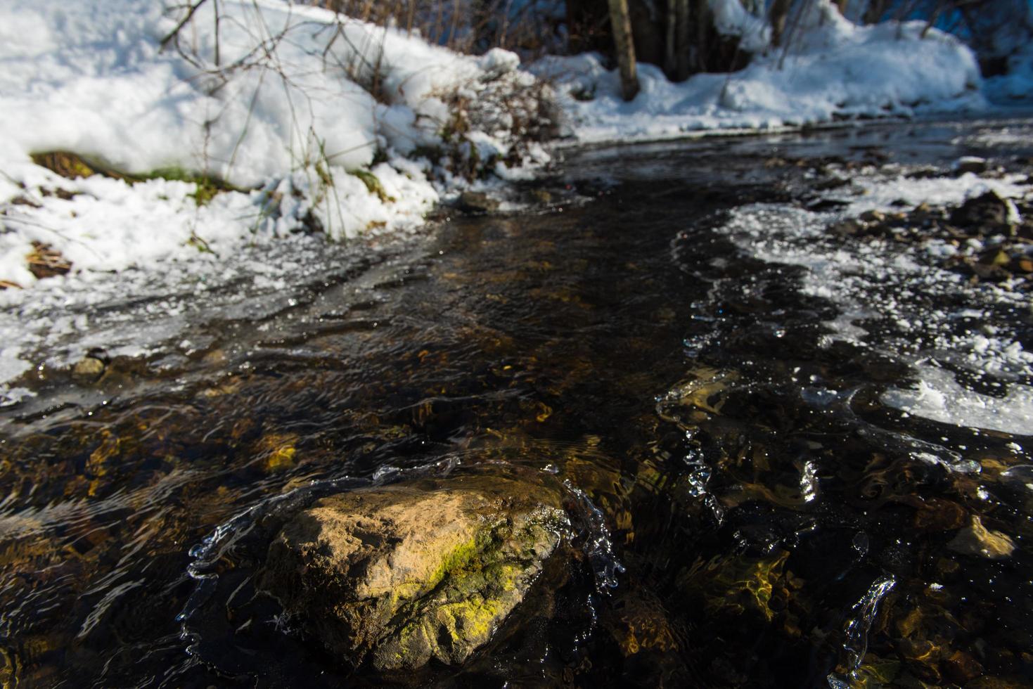 hielo del arroyo de invierno foto