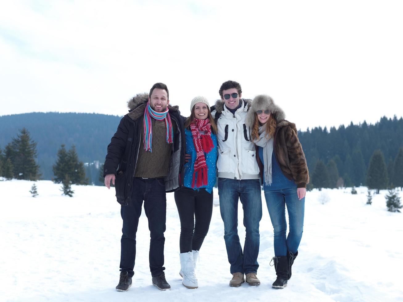 grupo de amigos divertirse y relajarse en vacaciones de invierno foto