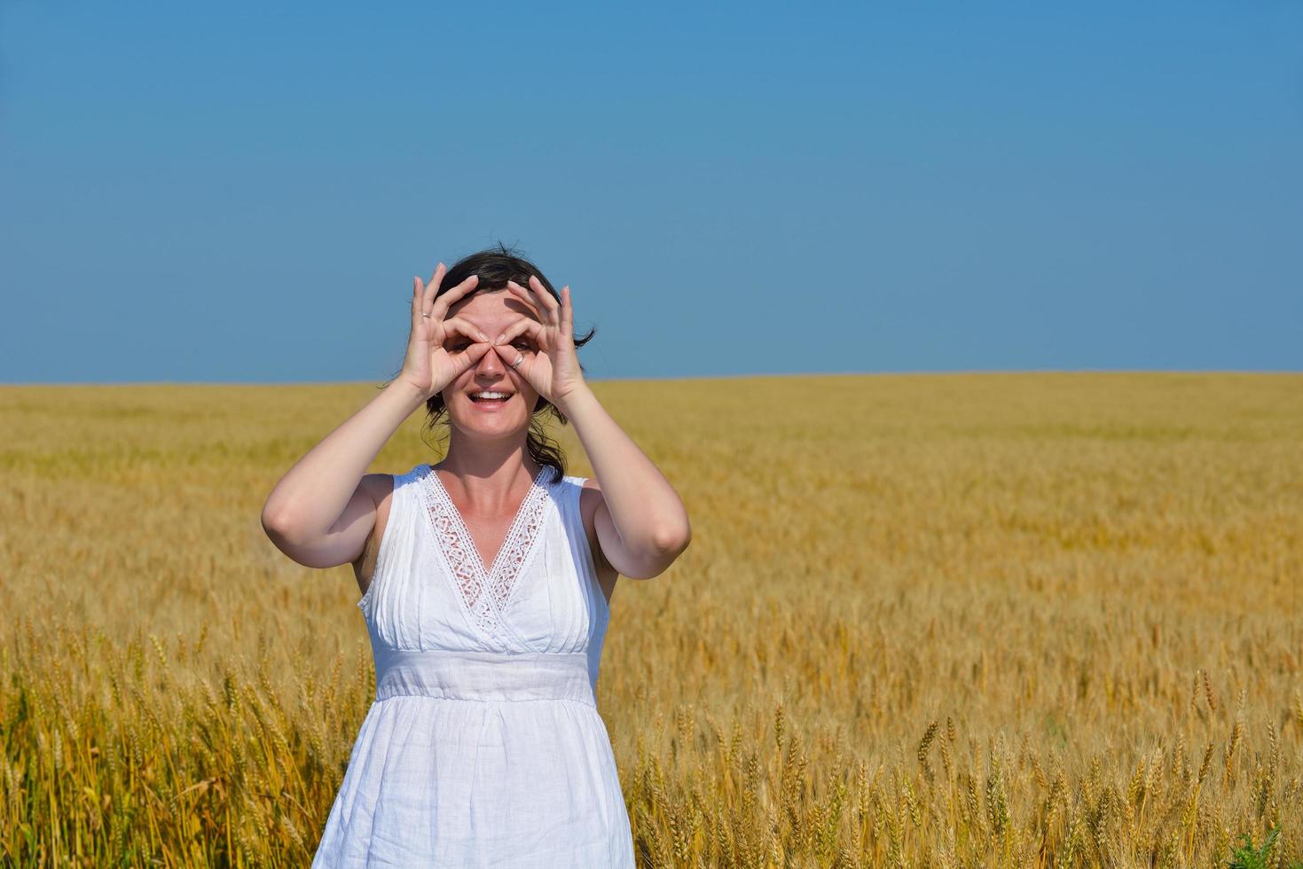 mujer joven en campo de trigo en verano foto
