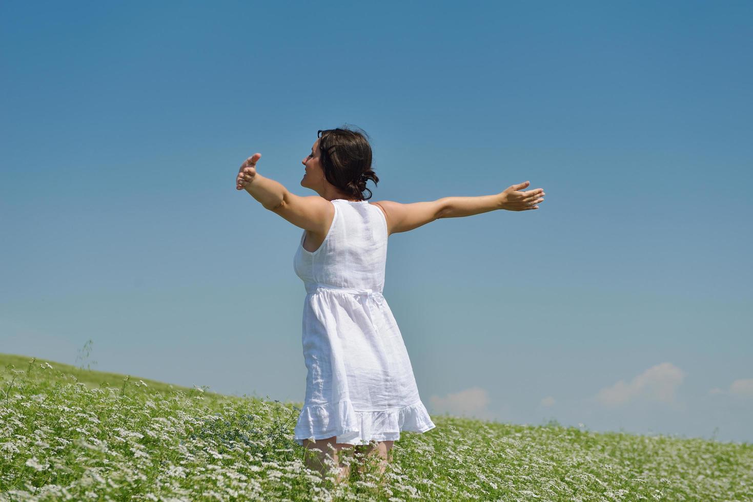 joven mujer feliz en campo verde foto