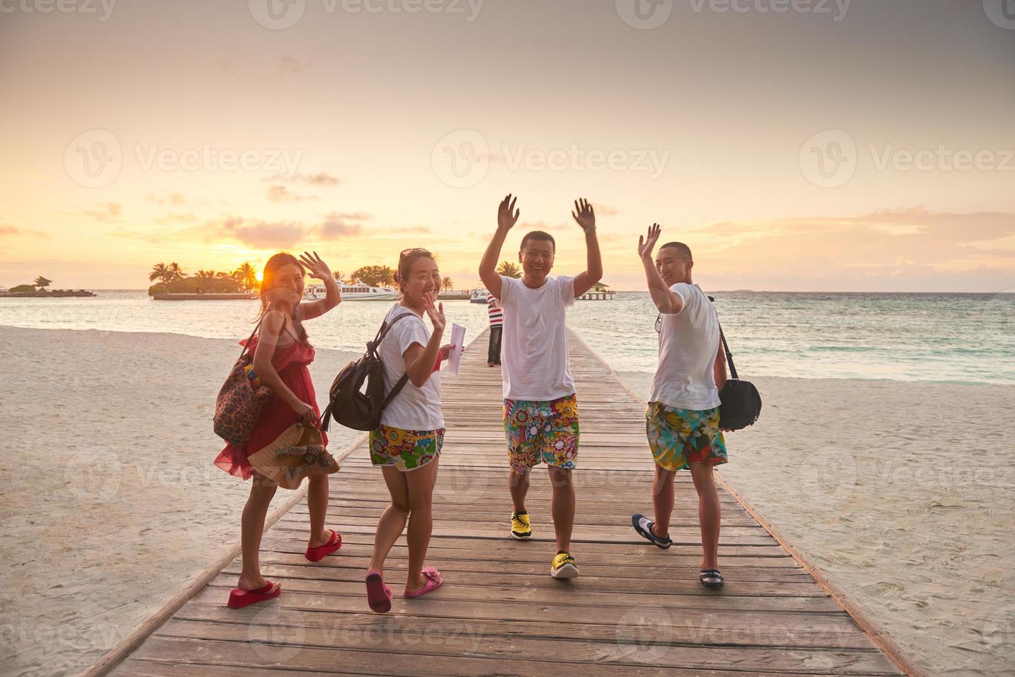 grupo de amigos en la hermosa playa foto