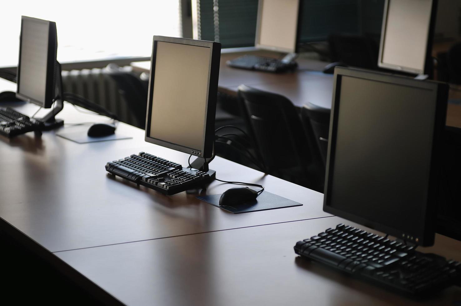 vista de las computadoras del aula foto