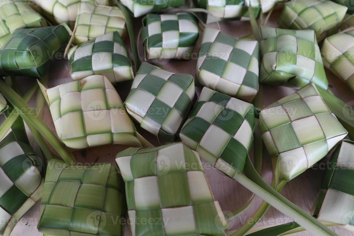 ketupat o albóndigas de arroz. ketupat es una manga de arroz natural hecha de hojas de coco tiernas para cocinar arroz que siempre está disponible durante las festividades islámicas foto