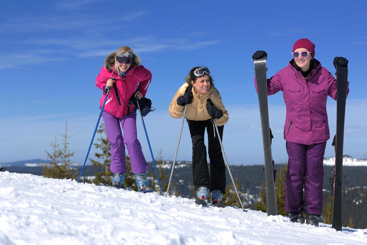 diversión de la temporada de invierno con un grupo de chicas. foto