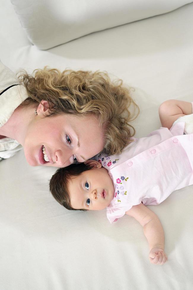 hermosa joven madre pequeña con un pequeño bebé foto