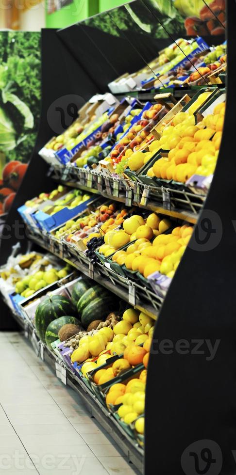 frutas y verduras frescas en el mercado de super foto