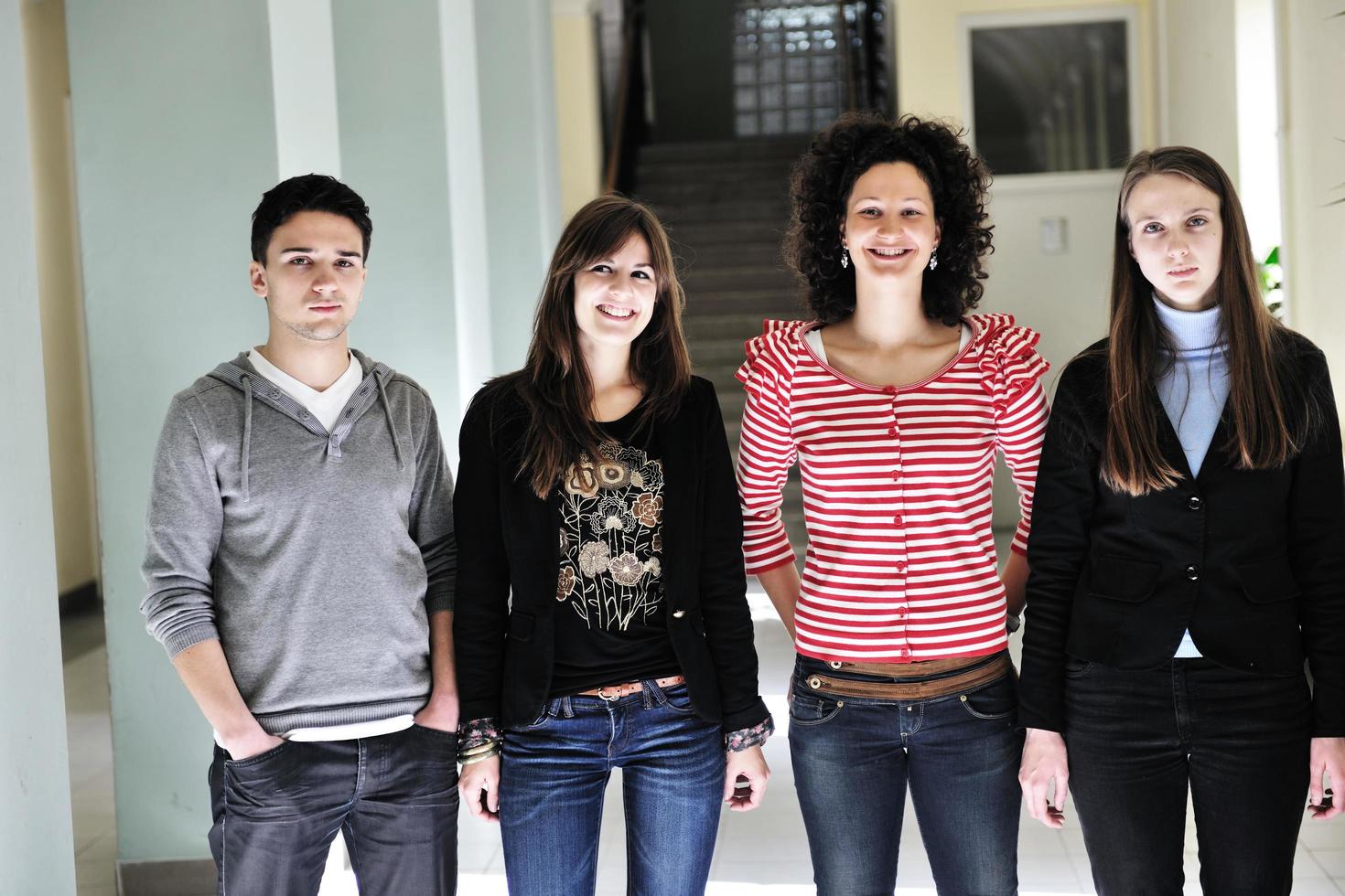 retrato de grupo de estudiantes foto