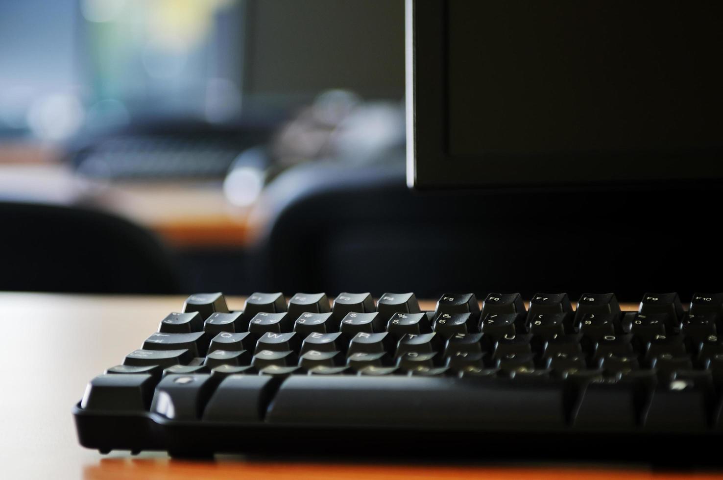 vista de las computadoras del aula foto