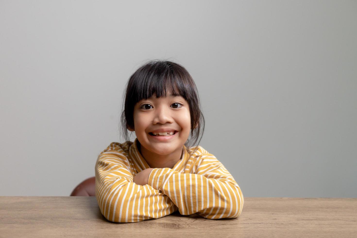 imagen de retrato con una niña sonriente. concepto niño feliz y hermoso foto