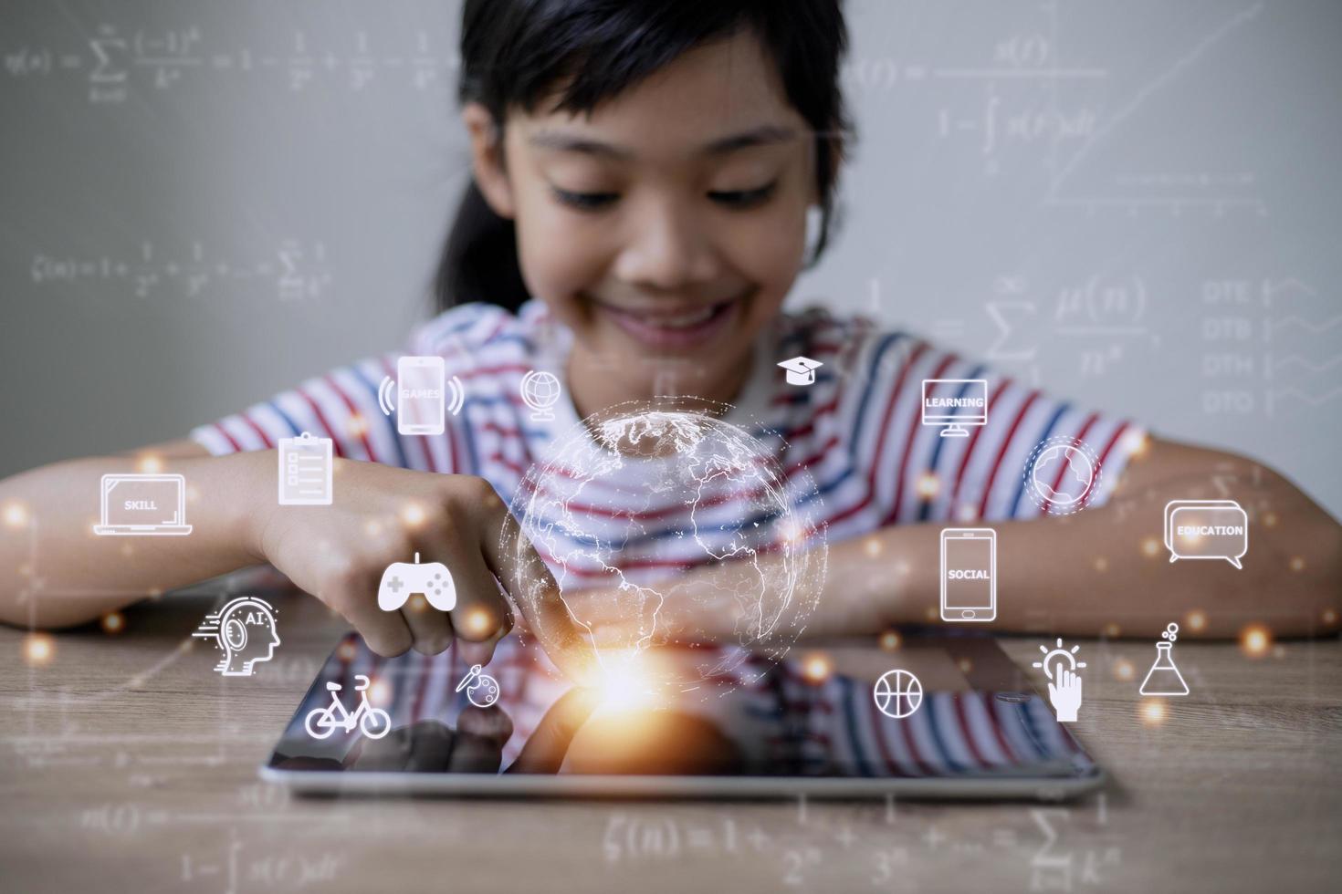 niña asiática usando tecnología de educación de tabletas. tecnología educativa. foto