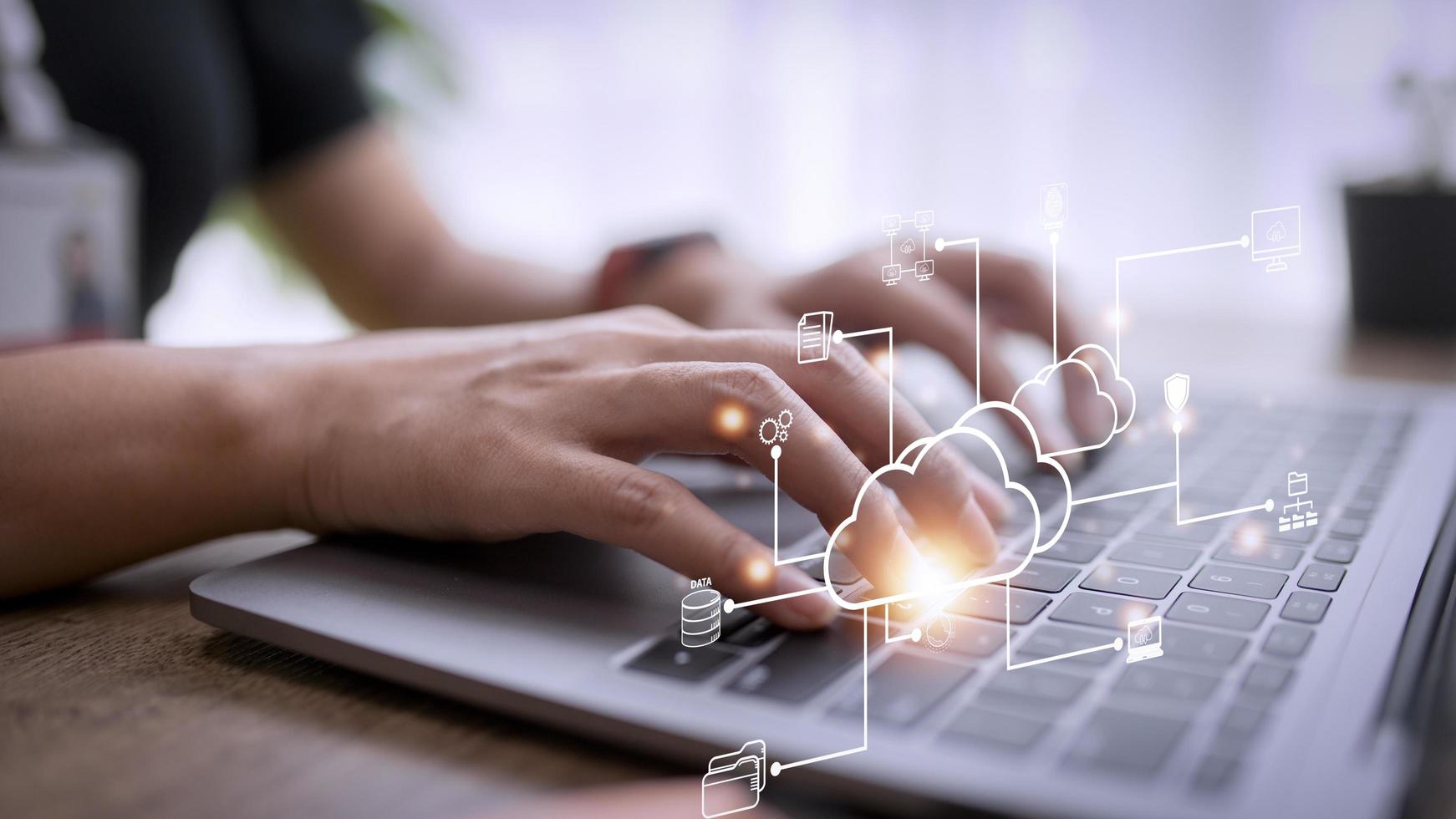 la mujer usa una computadora portátil con un diagrama de computación en la nube en la mano. tecnología de la nube almacenamiento de datos. concepto de red y servicio de internet. foto