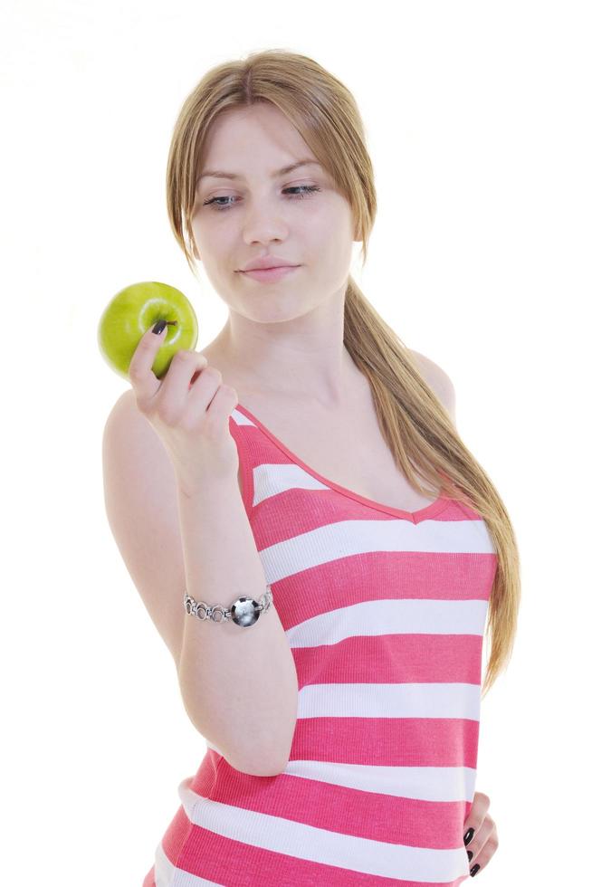 una joven feliz come manzana verde aislada en blanco foto