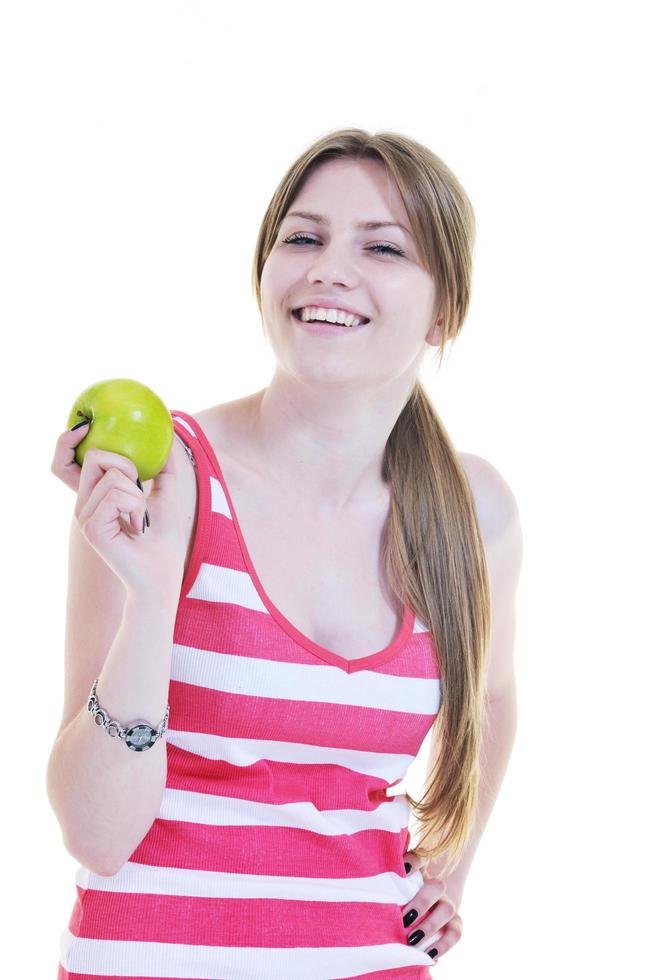 una joven feliz come manzana verde aislada en blanco foto