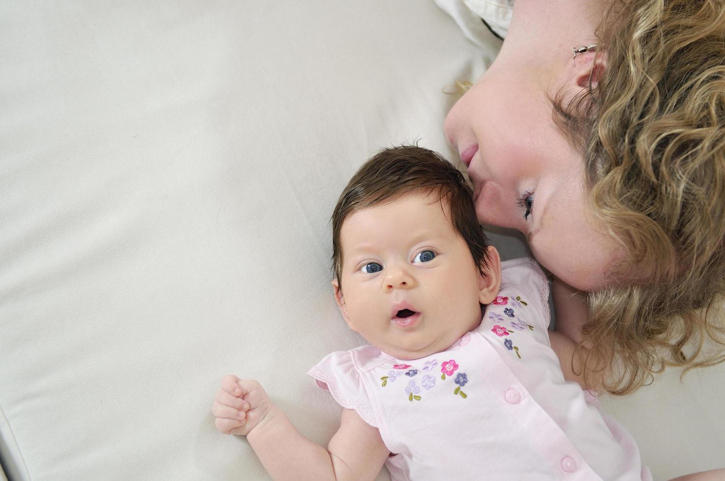 hermosa joven madre pequeña con un pequeño bebé foto