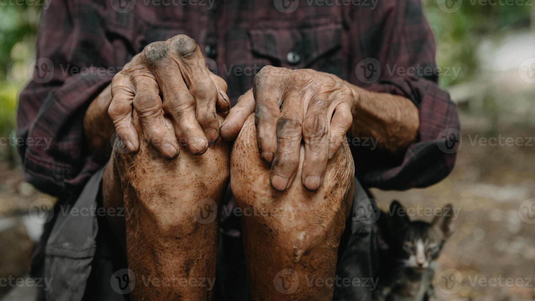 primer plano de las manos arrugadas masculinas, el anciano lleva puesto foto