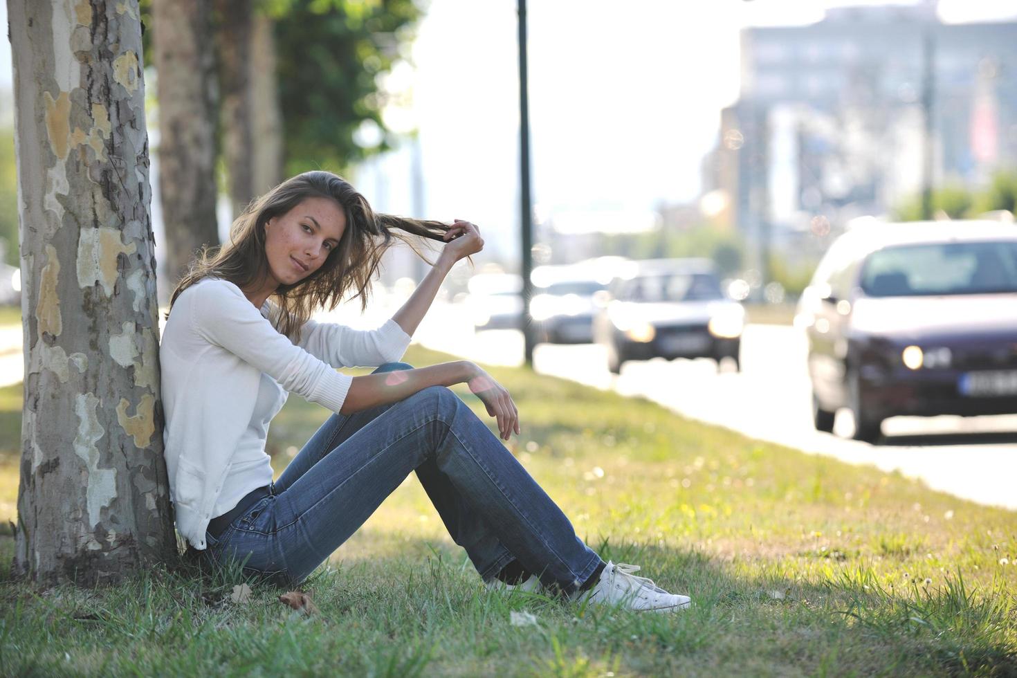 mujer joven divertirse en la calle foto