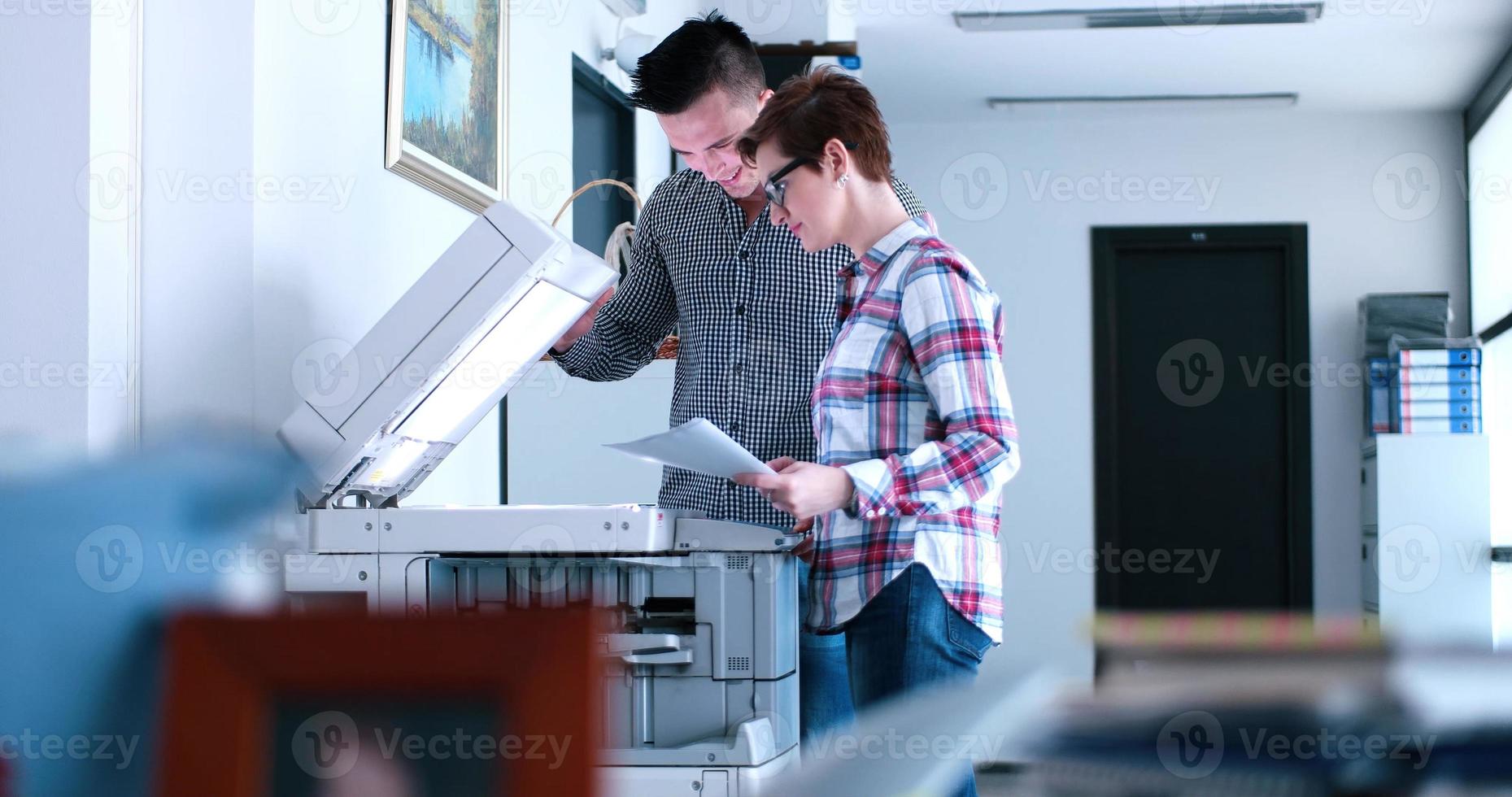 mujer de negocios con su asistente haciendo copias de archivos foto