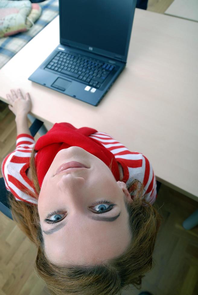 mujer de negocios en rojo foto