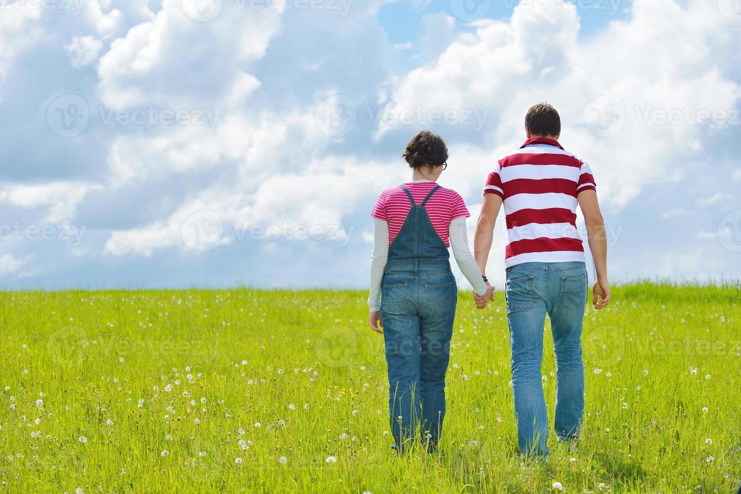 joven pareja romántica en el amor juntos al aire libre foto