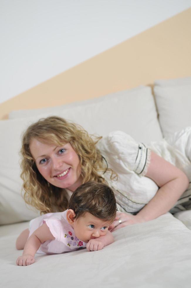 joven madre y bebé relajante foto