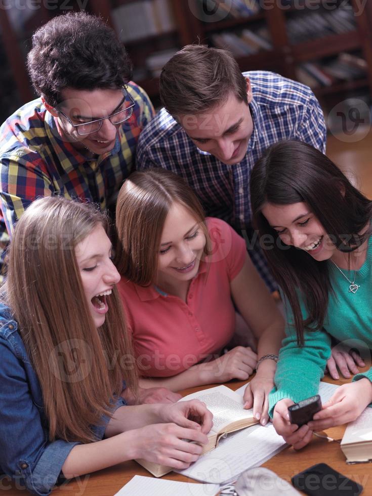 grupo de adolescentes en la escuela foto