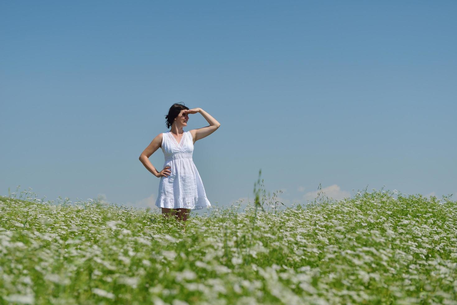 joven mujer feliz en campo verde foto