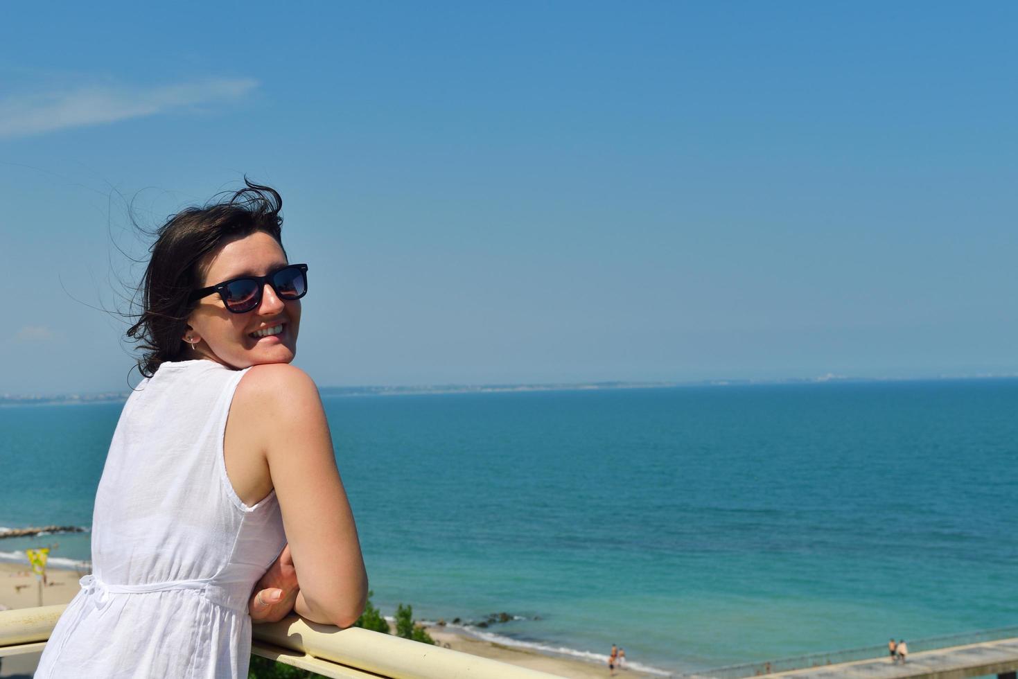 mujer feliz al aire libre foto