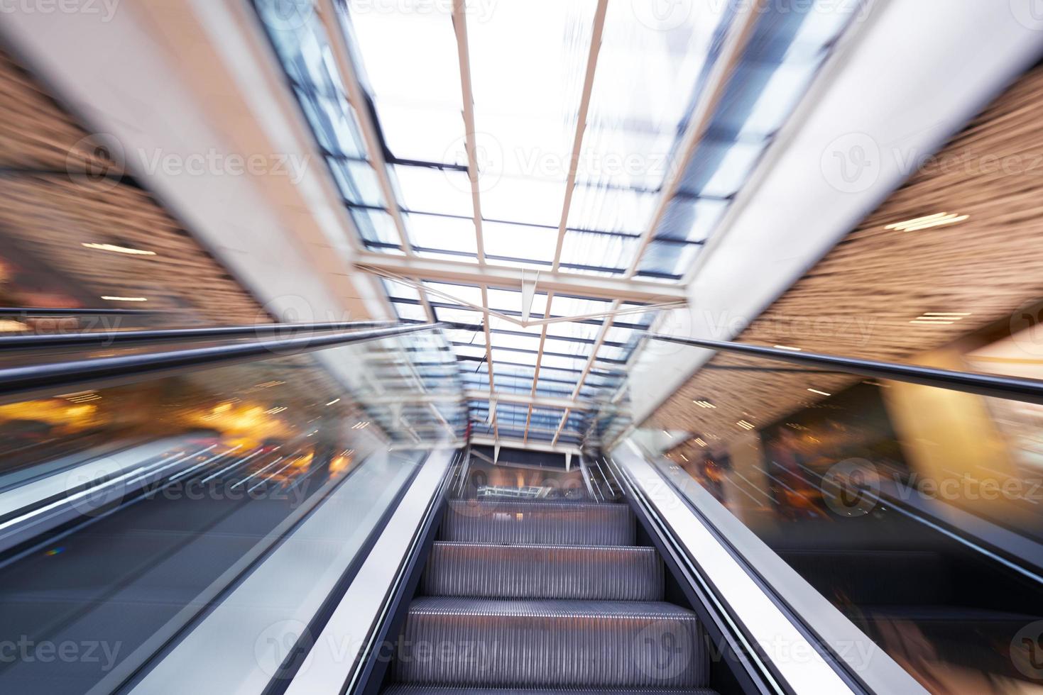 escaleras mecánicas del centro comercial foto