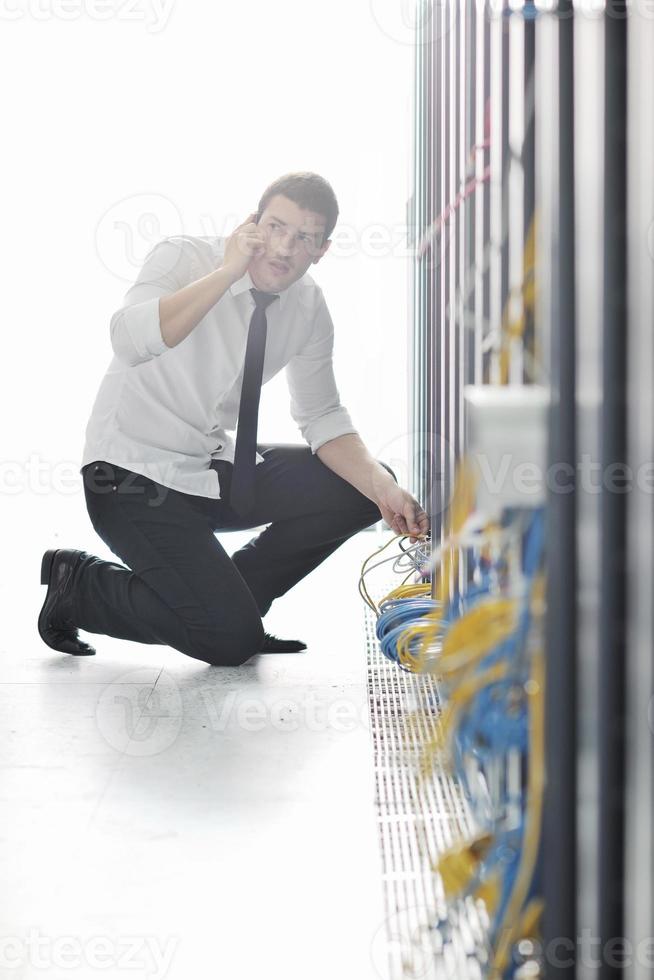 ingeniero hablando por teléfono en la sala de red foto