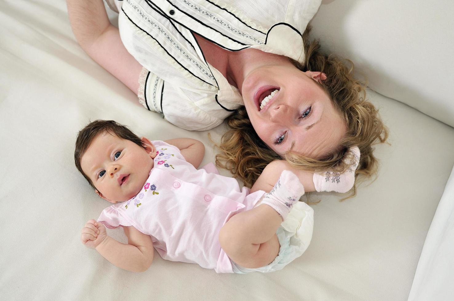 joven madre y bebé relajante foto