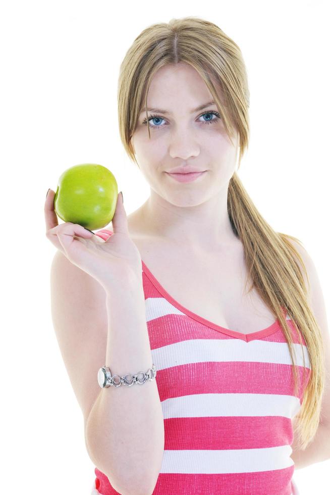 una joven feliz come manzana verde aislada en blanco foto