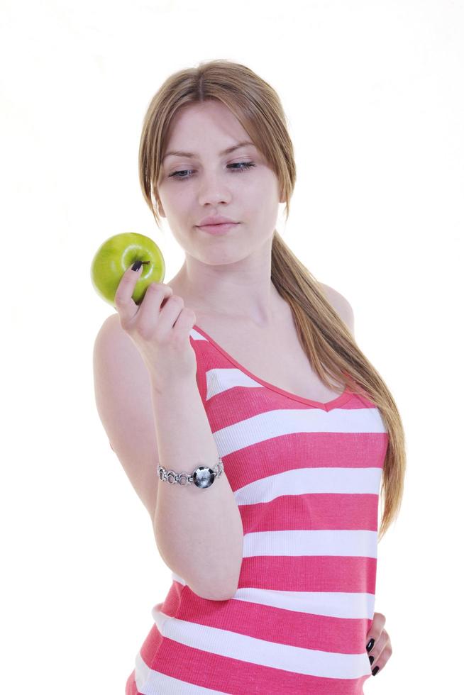 una joven feliz come manzana verde aislada en blanco foto