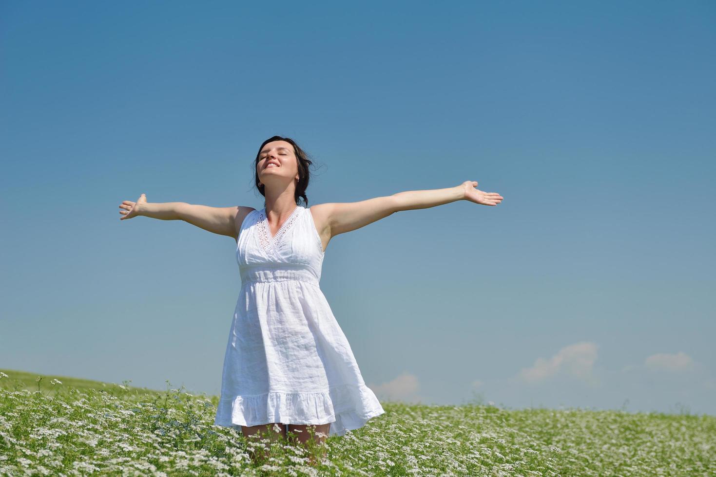 joven mujer feliz en campo verde foto