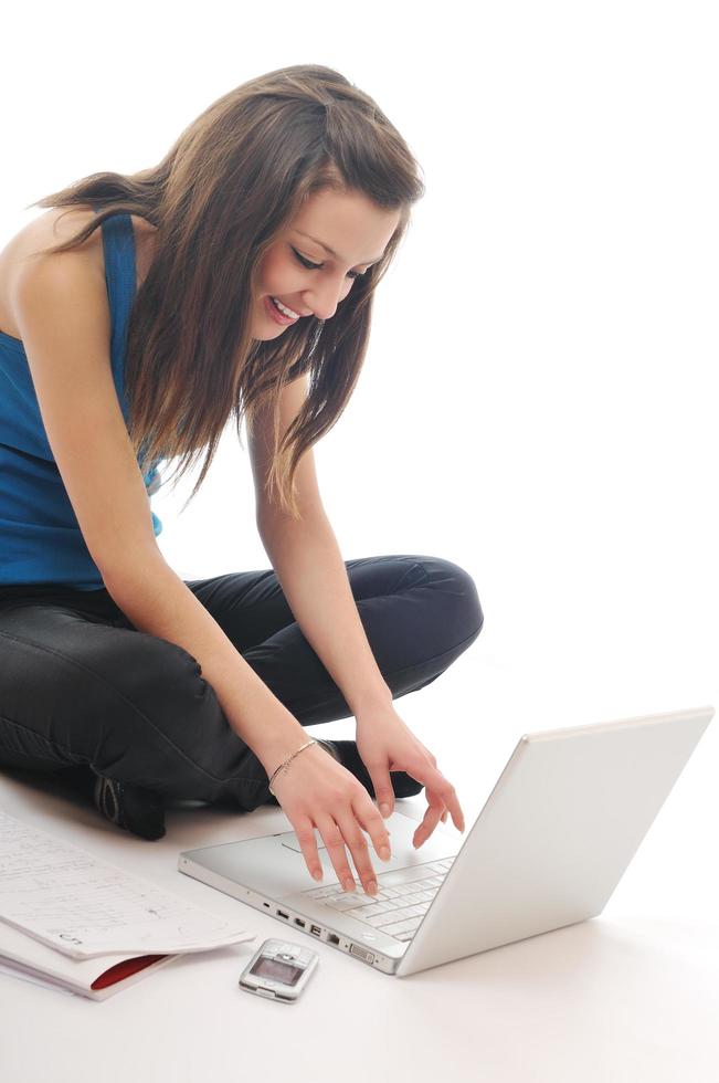 una joven trabaja en una laptop aislada en blanco foto