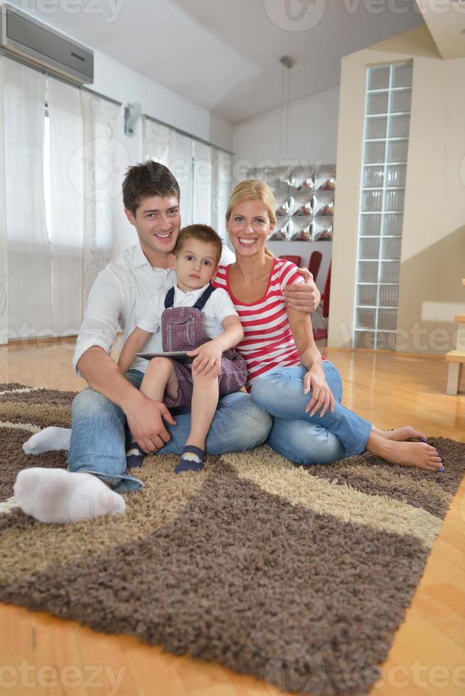 familia en casa usando una tableta foto