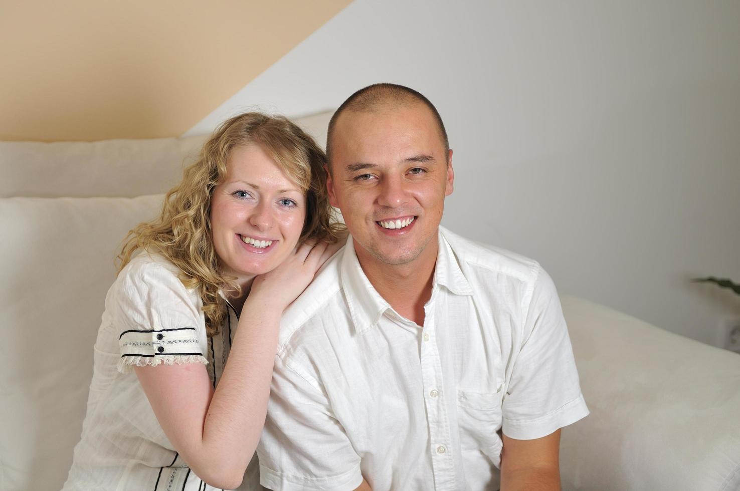 feliz pareja joven sonriendo foto