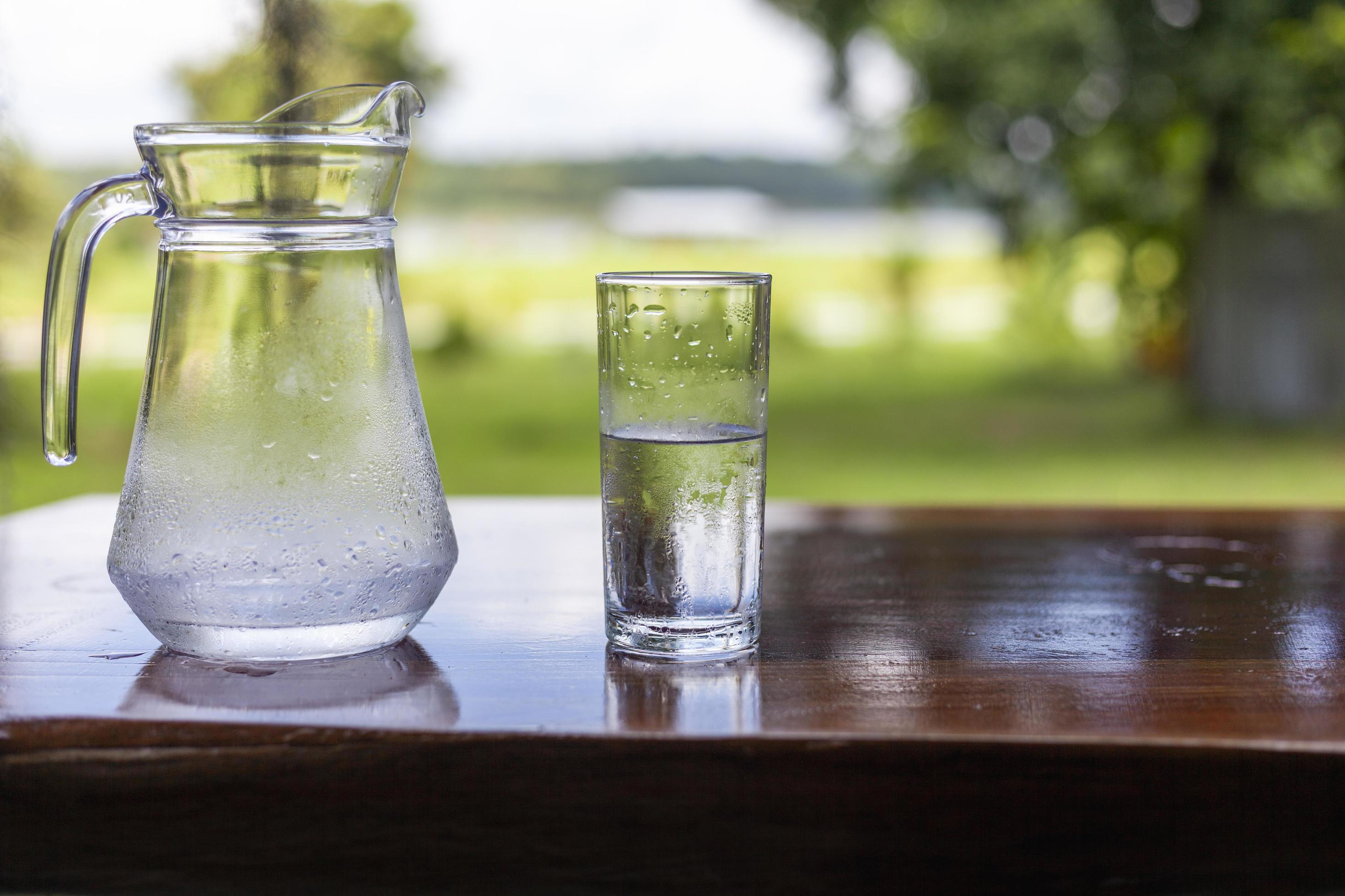 Jarra de agua de cristal con fondo blanco