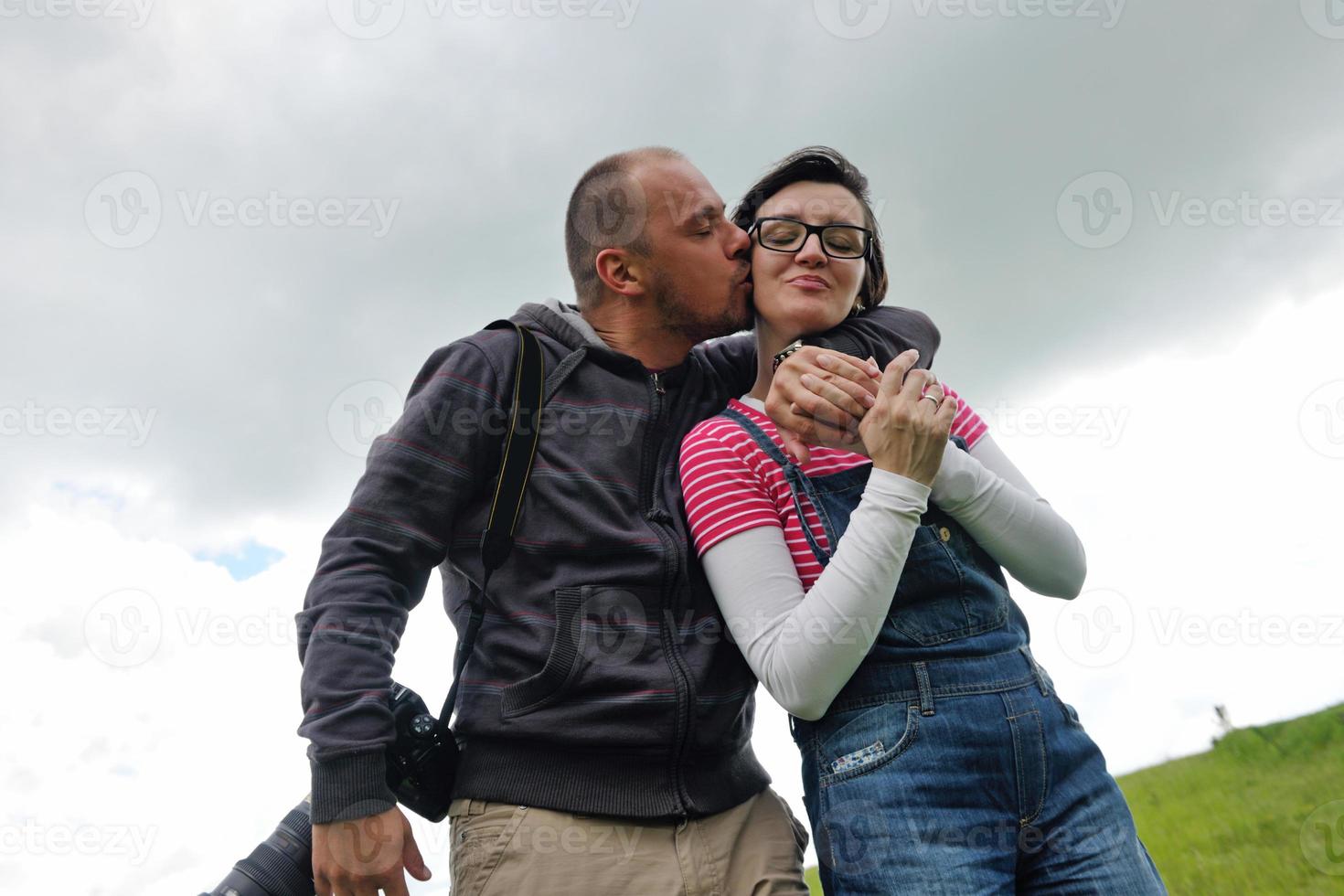 joven pareja romántica en el amor juntos al aire libre foto