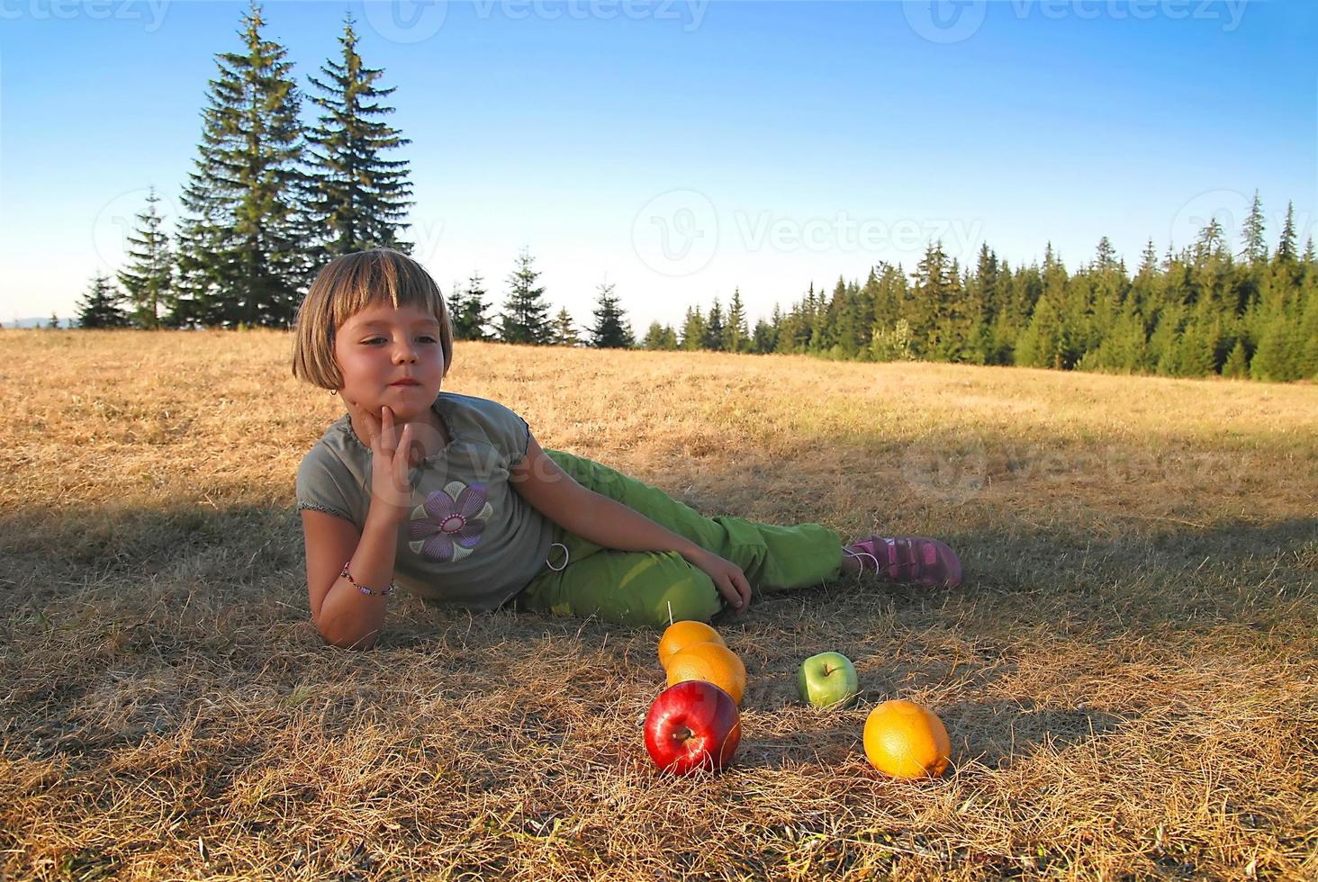 niño jugando afuera foto